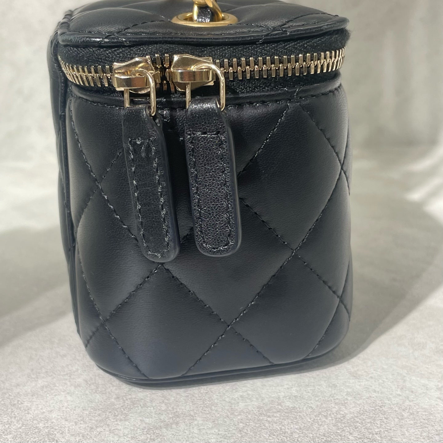 Chanel - Gold Ball Vanity Case Crossbody Bag - Lambskin leather - Black with Gold-Tone Hardware - (mini)