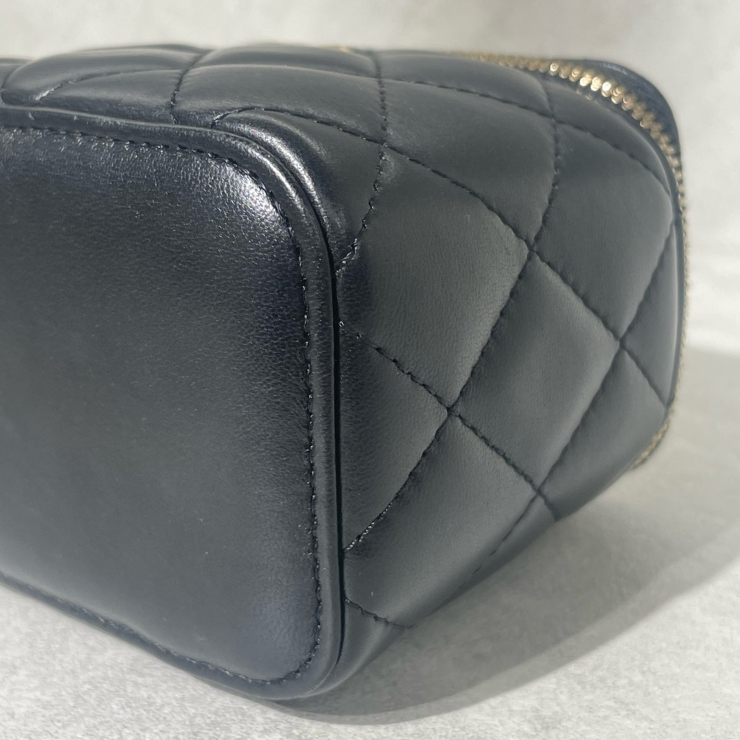 Chanel - Gold Ball Vanity Case Crossbody Bag - Lambskin leather - Black with Gold-Tone Hardware - (mini)
