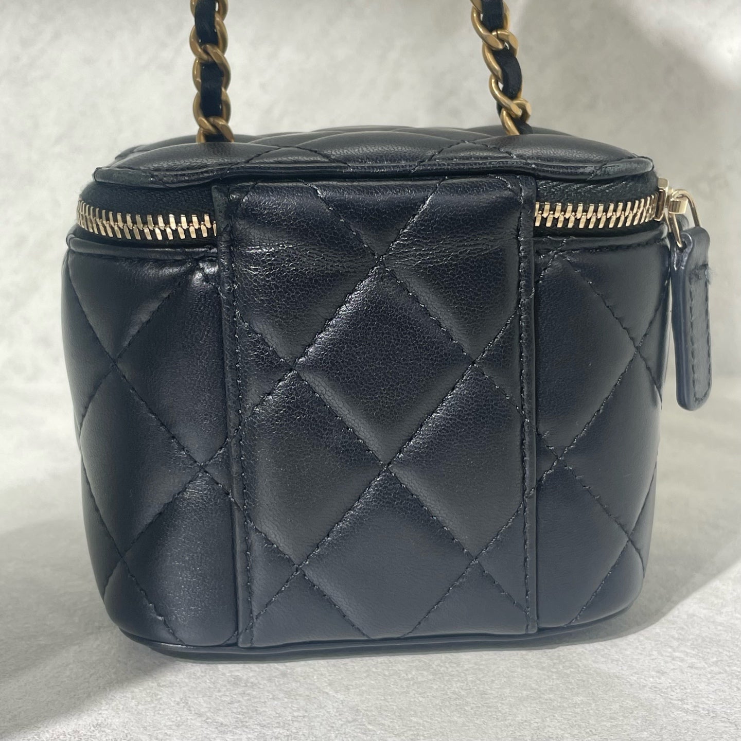Chanel - Gold Ball Vanity Case Crossbody Bag - Lambskin leather - Black with Gold-Tone Hardware - (mini)
