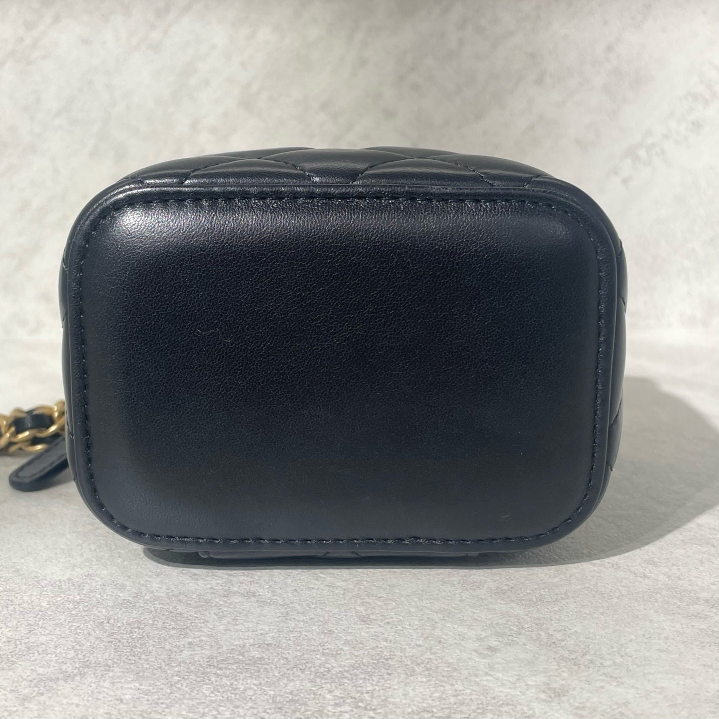 Chanel - Gold Ball Vanity Case Crossbody Bag - Lambskin leather - Black with Gold-Tone Hardware - (mini)