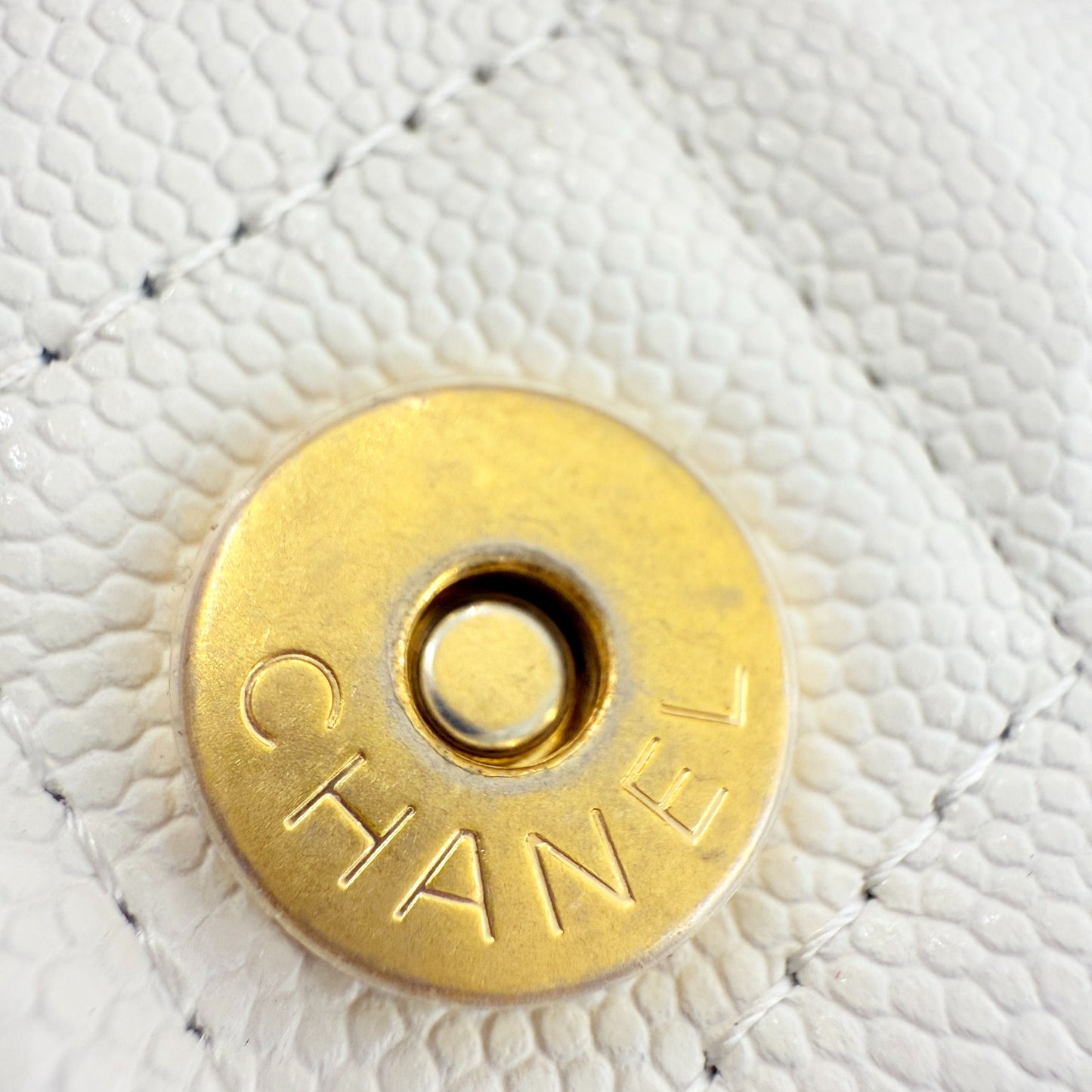 Chanel - Gold Coin WOC (Wallet on Chain) - Grained Calfskin leather - White with Gold-Tone Hardware - (Mini)