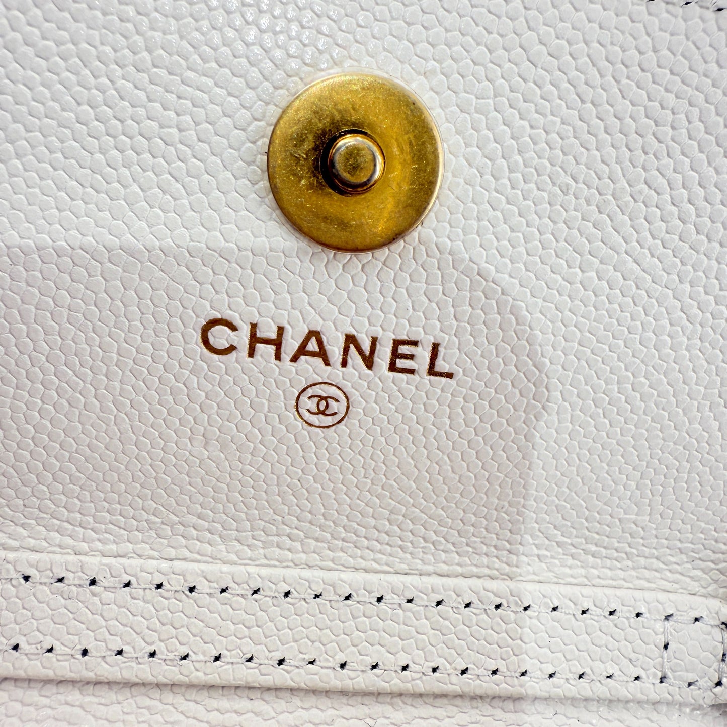 Chanel - Gold Coin WOC (Wallet on Chain) - Grained Calfskin leather - White with Gold-Tone Hardware - (Mini)