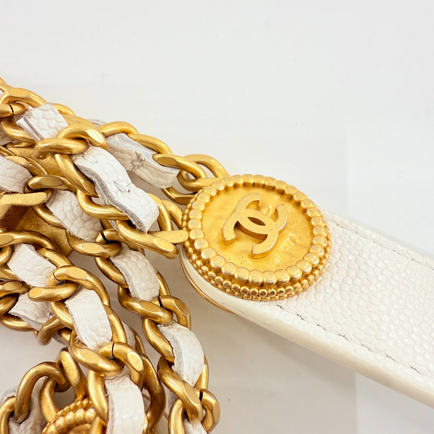 Chanel - Gold Coin WOC (Wallet on Chain) - Grained Calfskin leather - White with Gold-Tone Hardware - (Mini)