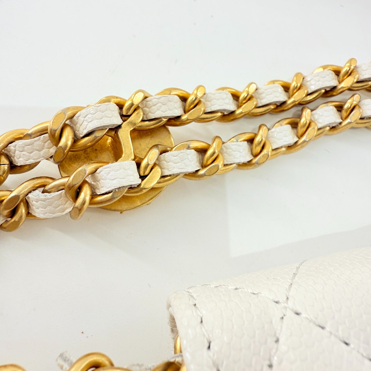Chanel - Gold Coin WOC (Wallet on Chain) - Grained Calfskin leather - White with Gold-Tone Hardware - (Mini)