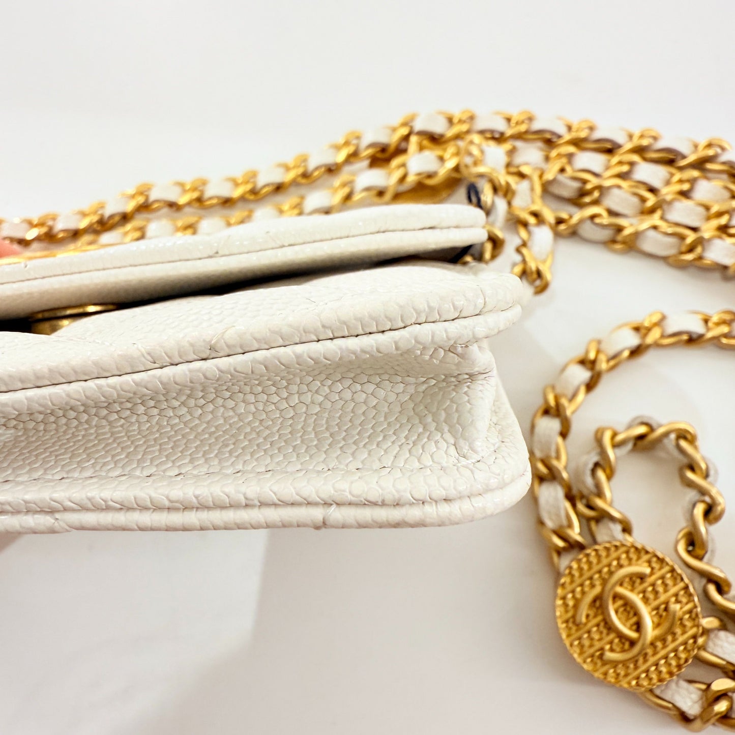Chanel - Gold Coin WOC (Wallet on Chain) - Grained Calfskin leather - White with Gold-Tone Hardware - (Mini)