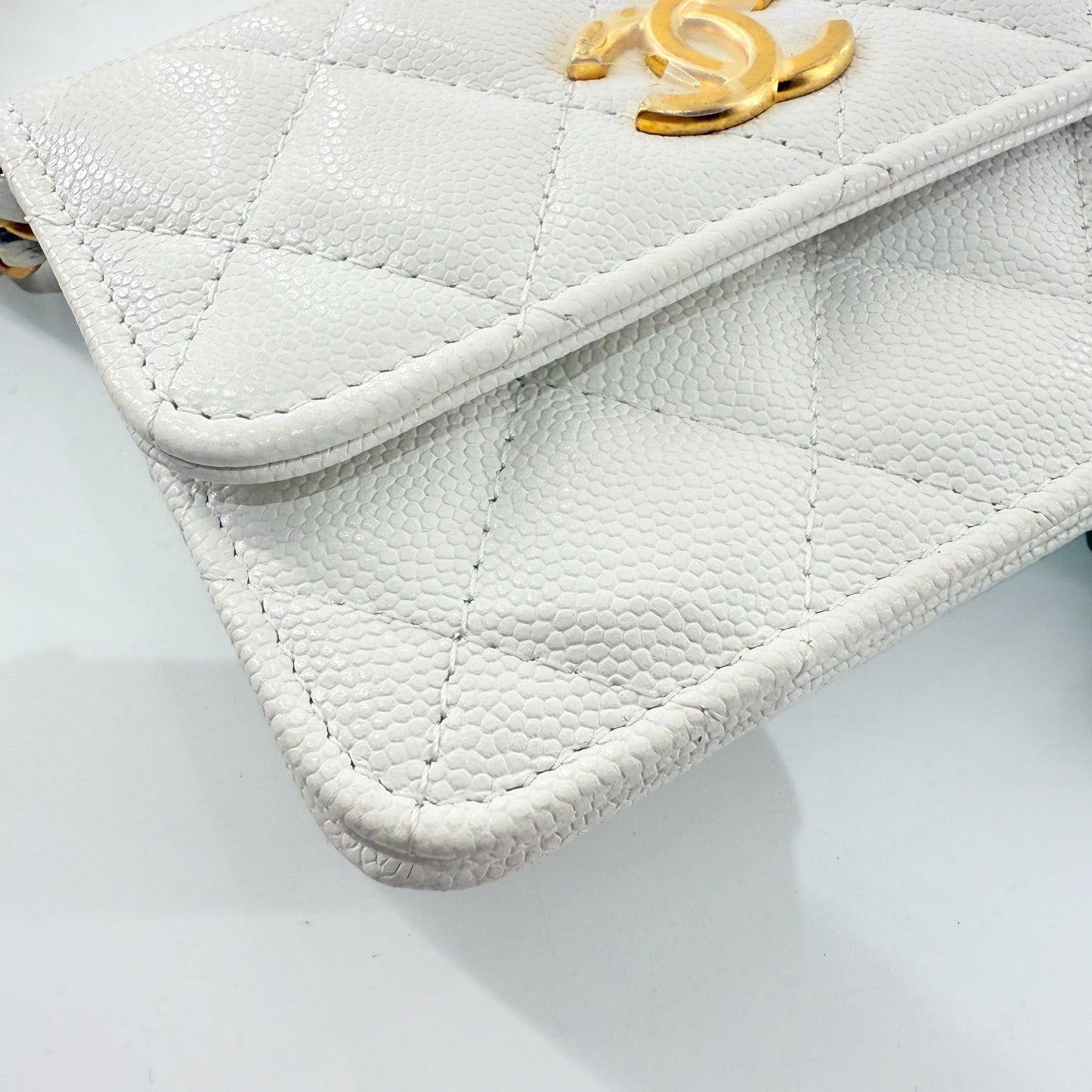 Chanel - Gold Coin WOC (Wallet on Chain) - Grained Calfskin leather - White with Gold-Tone Hardware - (Mini)