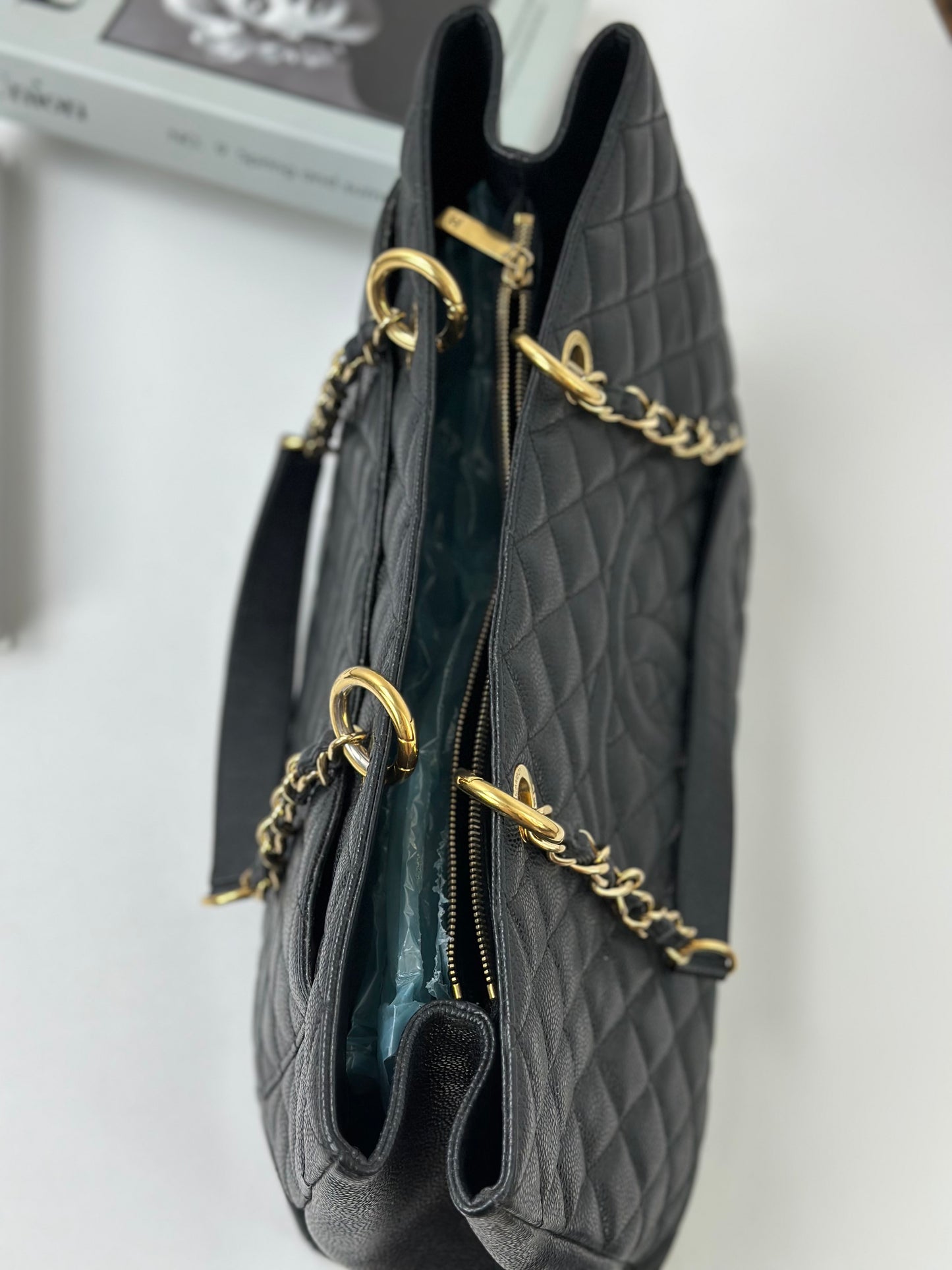 Chanel - GST - Leather - Black - (large)