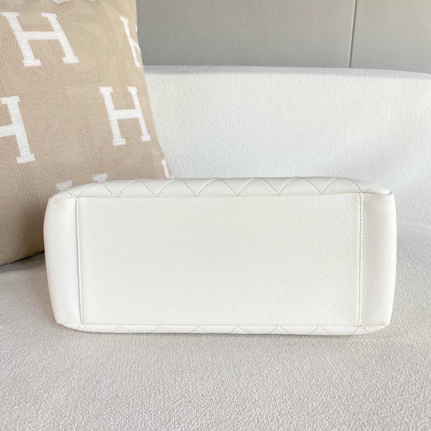 Chanel - GST - Leather - White - (Medium)