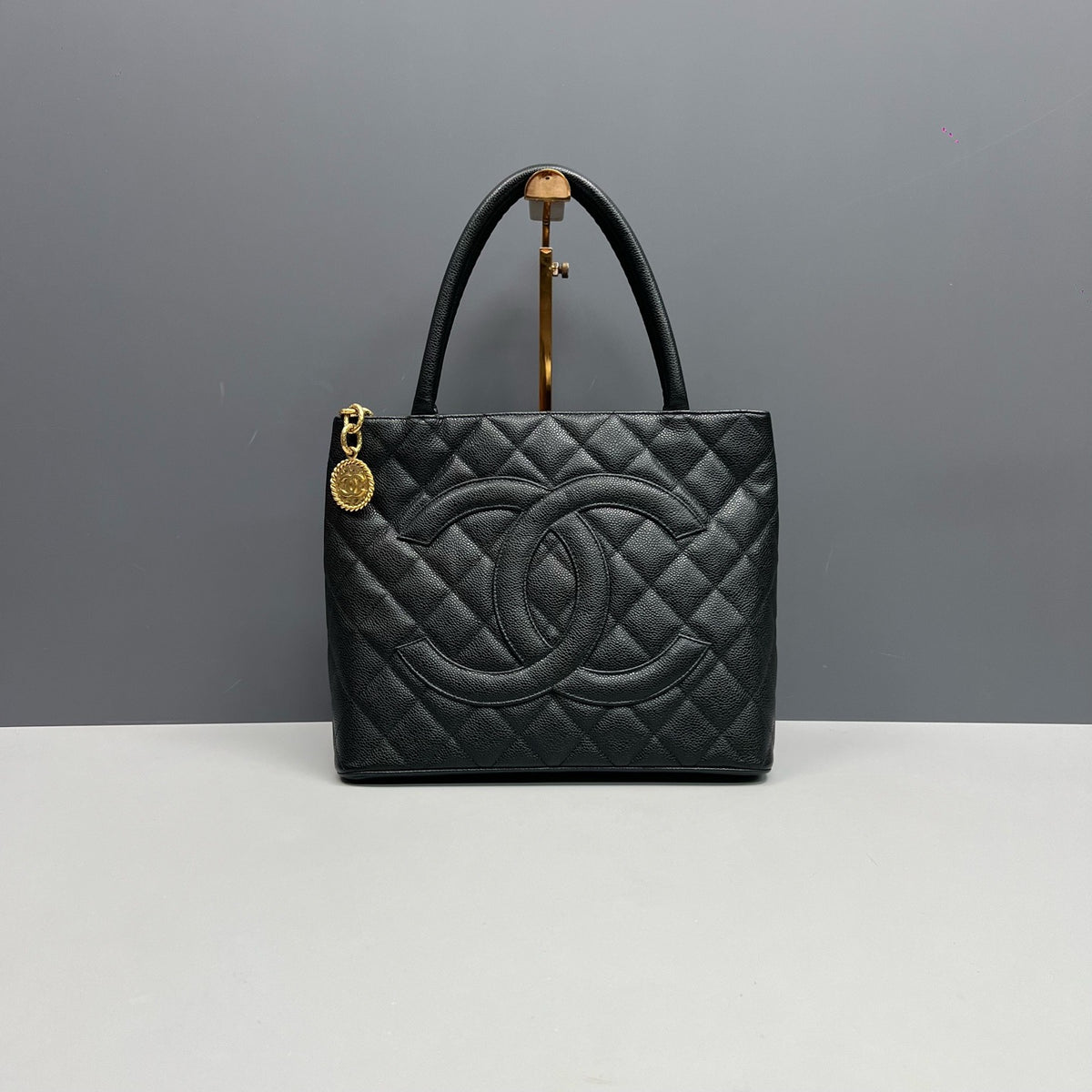 Chanel - Hilton Coin Tote - Leather - Black - (Medium)
