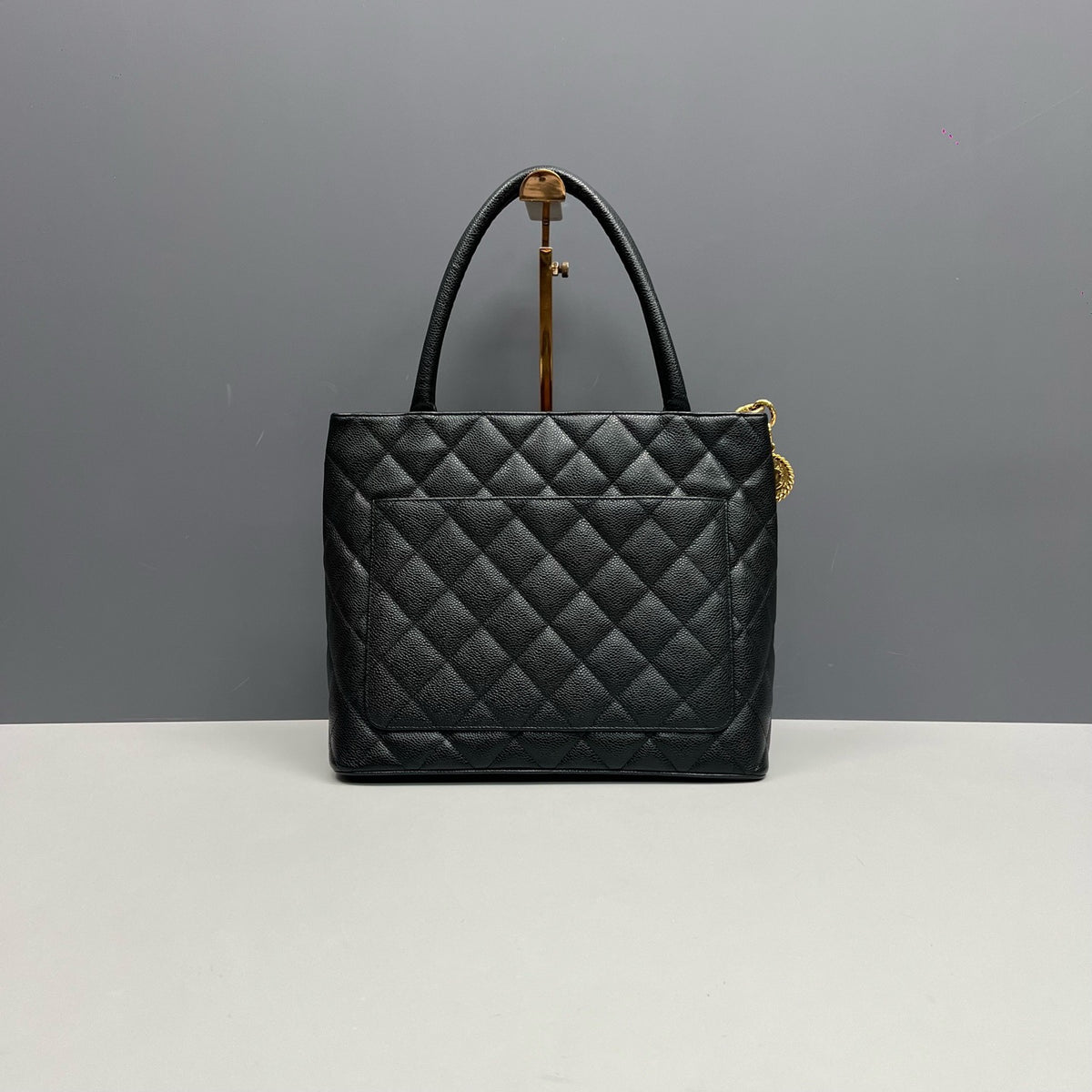 Chanel - Hilton Coin Tote - Leather - Black - (Medium)