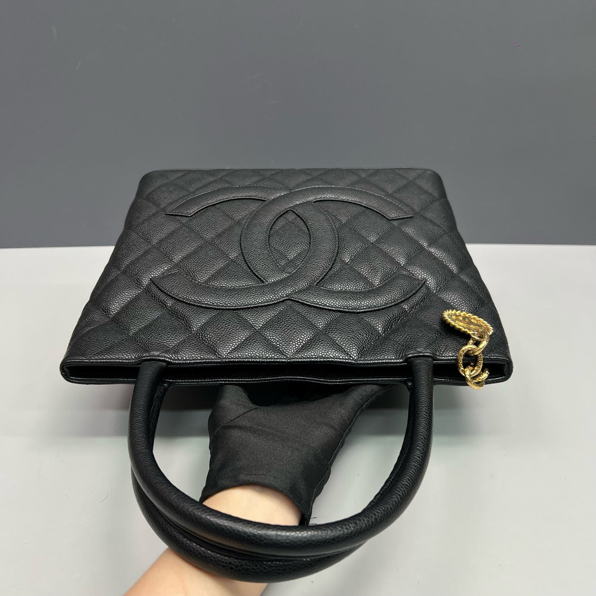 Chanel - Hilton Coin Tote - Leather - Black - (Medium)