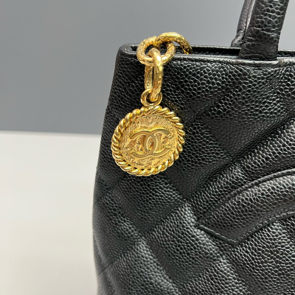 Chanel - Hilton Coin Tote - Leather - Black - (Medium)