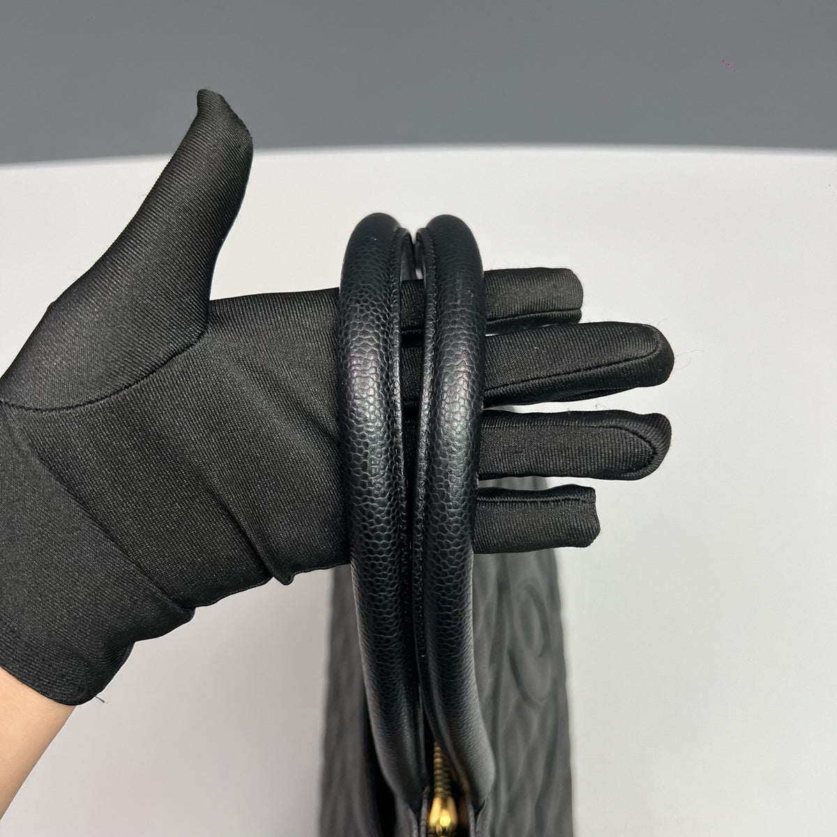 Chanel - Hilton Coin Tote - Leather - Black - (Medium)
