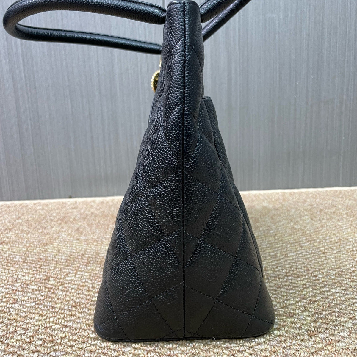 Chanel - Hilton Coin Tote - Leather - Black - (Medium)