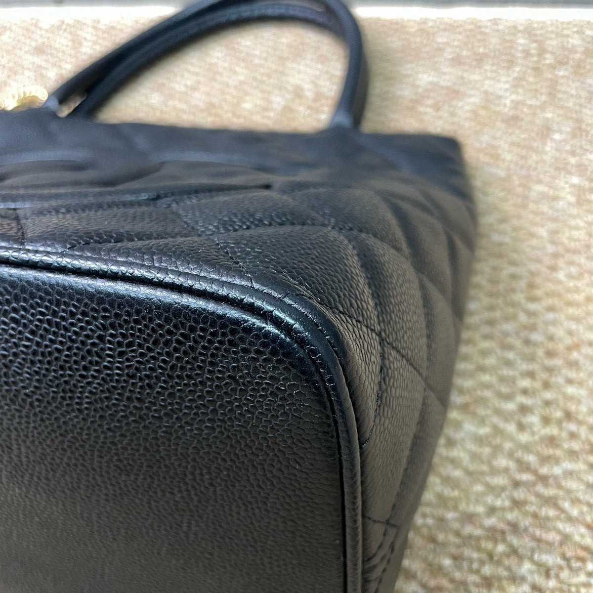 Chanel - Hilton Coin Tote - Leather - Black - (Medium)
