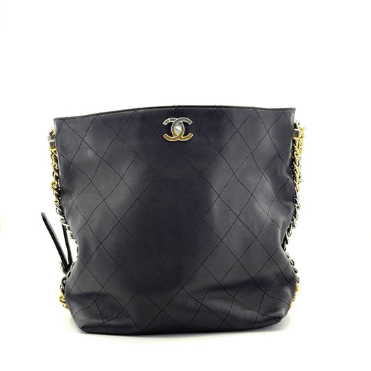 Chanel - Hobo Bucket Bag - Calfskin leather - Black - (Medium)