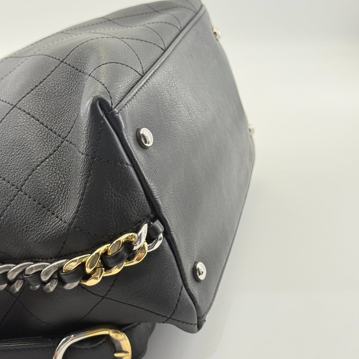 Chanel - Hobo Bucket Bag - Calfskin leather - Black - (Medium)