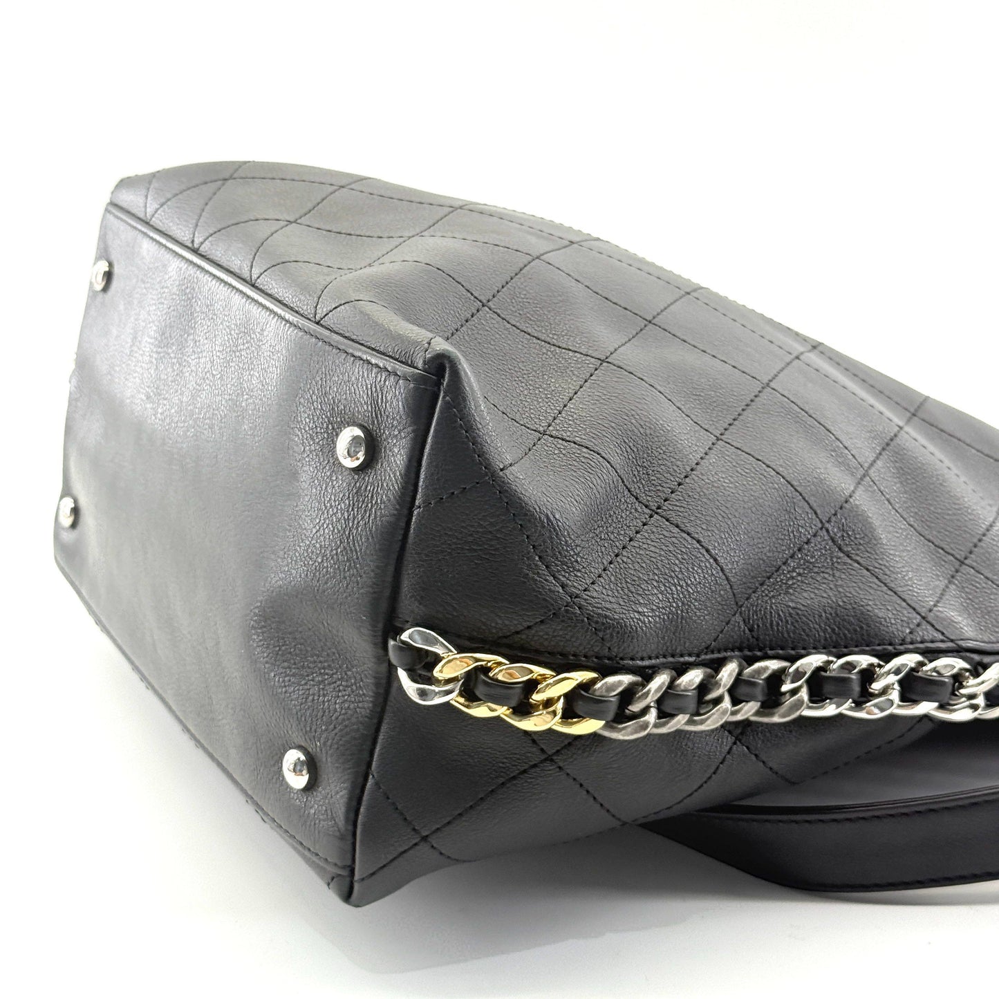 Chanel - Hobo Bucket Bag - Calfskin leather - Black - (Medium)
