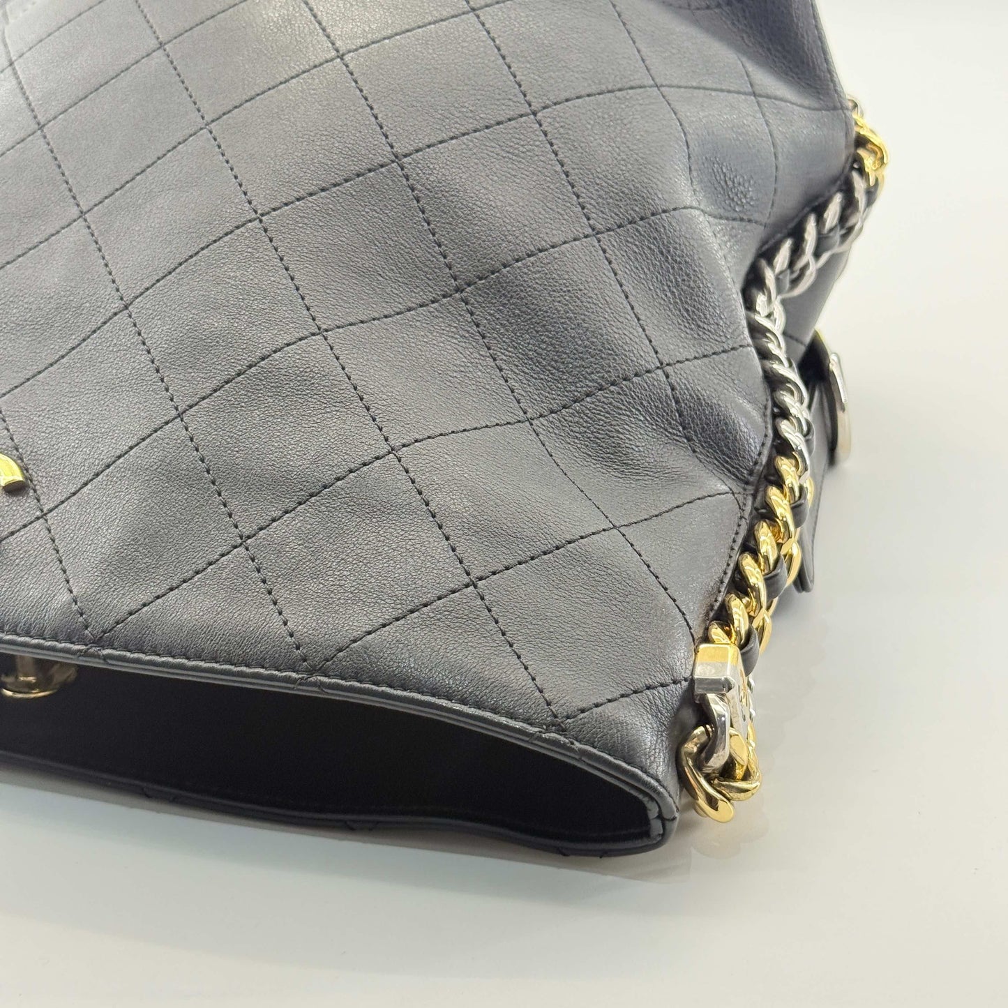 Chanel - Hobo Bucket Bag - Calfskin leather - Black - (Medium)