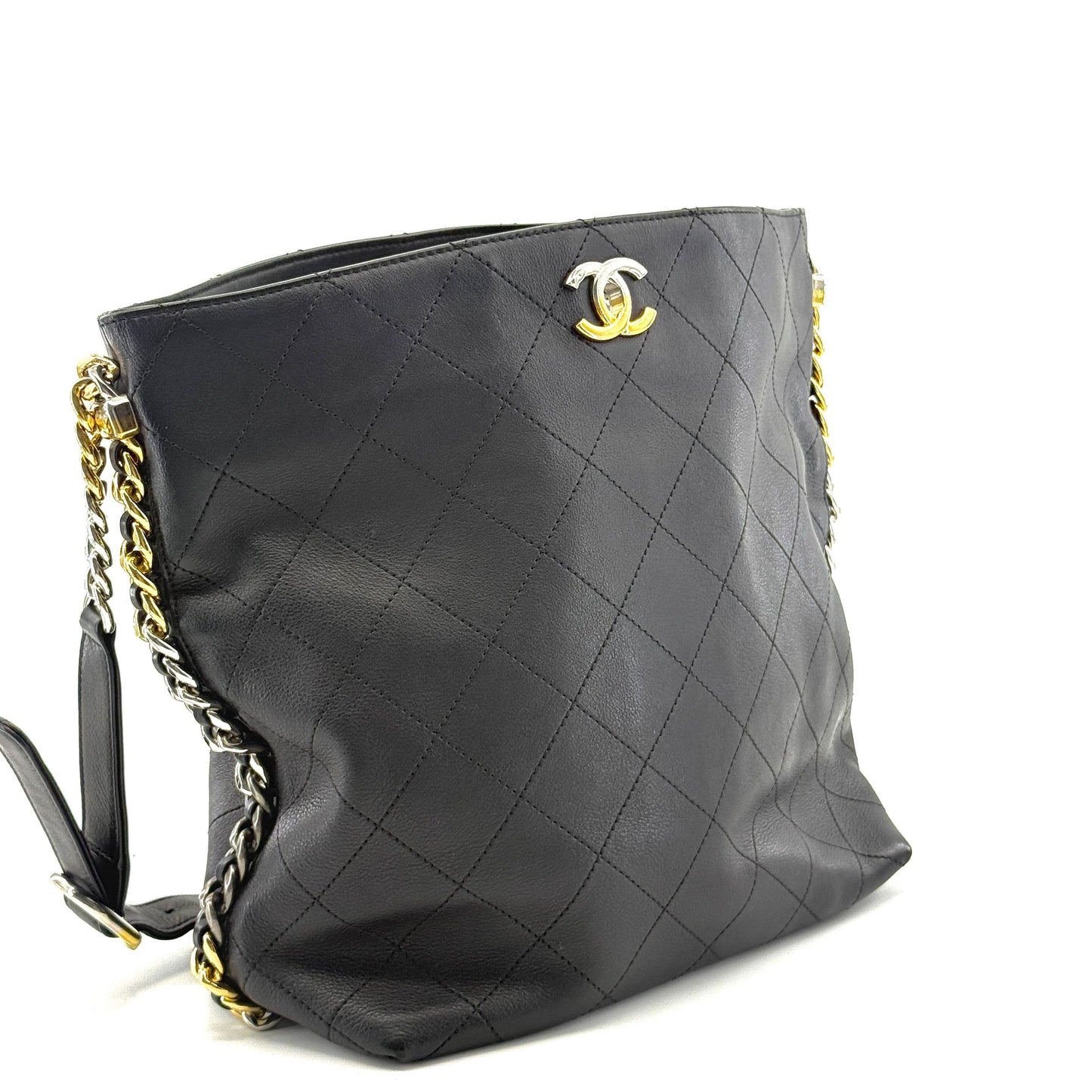 Chanel - Hobo Bucket Bag - Calfskin leather - Black - (Medium)