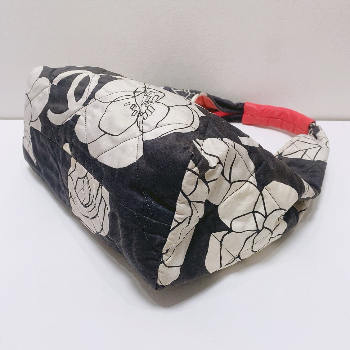 Chanel - Hobo Camellia Bag with Pouch - Quilted textile and leather - Black and White with Coral accents - (large)