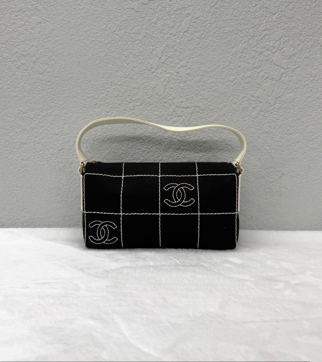 Chanel - Ice Grid Shoulder Bag - Canvas - Black and White - (small)