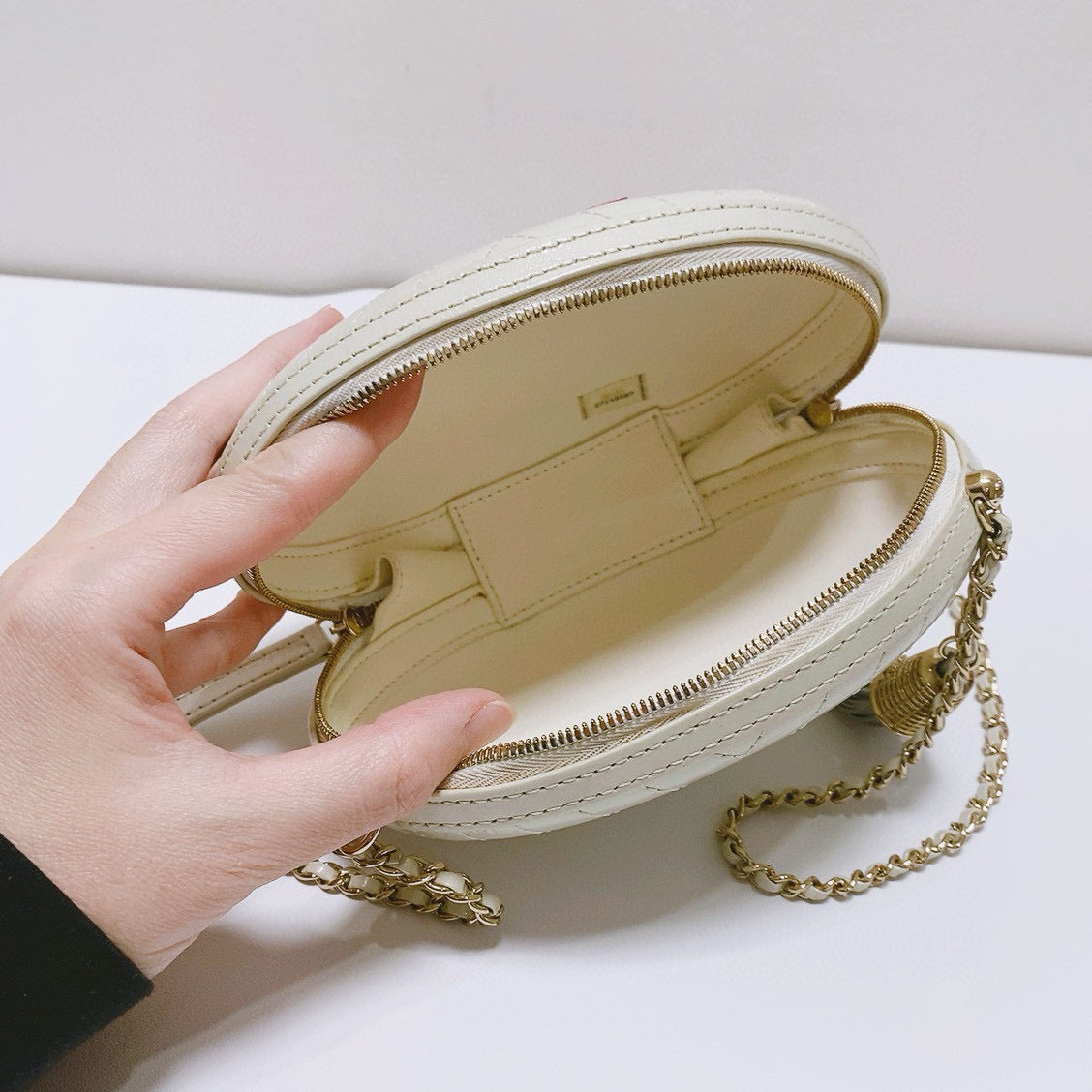 Chanel - La Pausa Limited Edition Oval Bag - Leather - White - (mini)