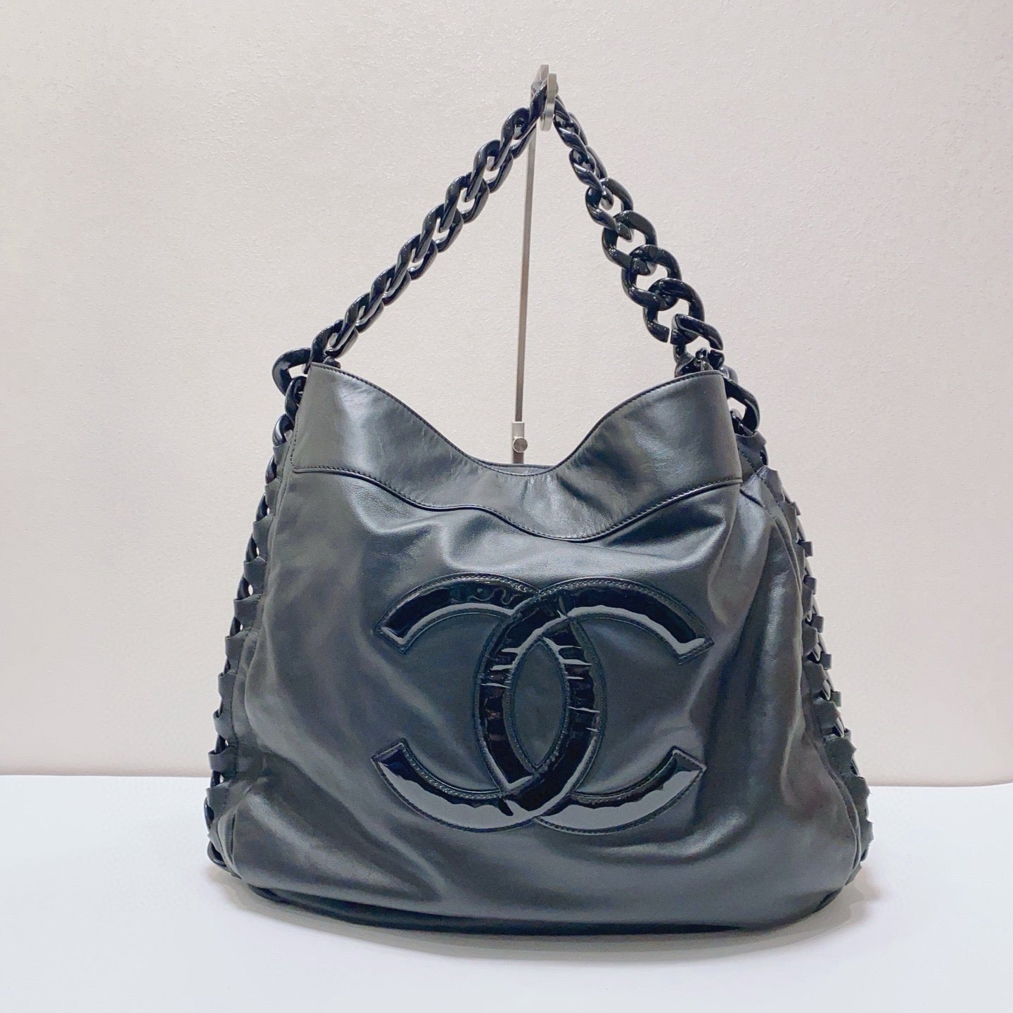 Chanel - Large Patent CC Logo Thick Chain Shoulder Bag - Cowhide leather with patent leather accents - Black - (large)