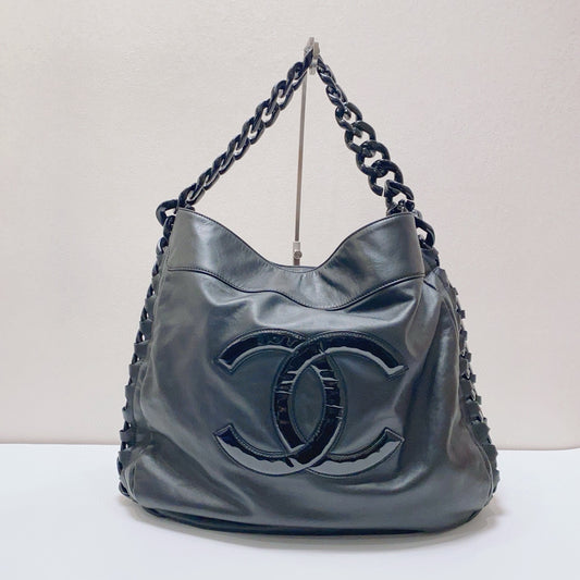 Chanel - Large Patent CC Logo Thick Chain Shoulder Bag - Cowhide leather with patent leather accents - Black - (large)