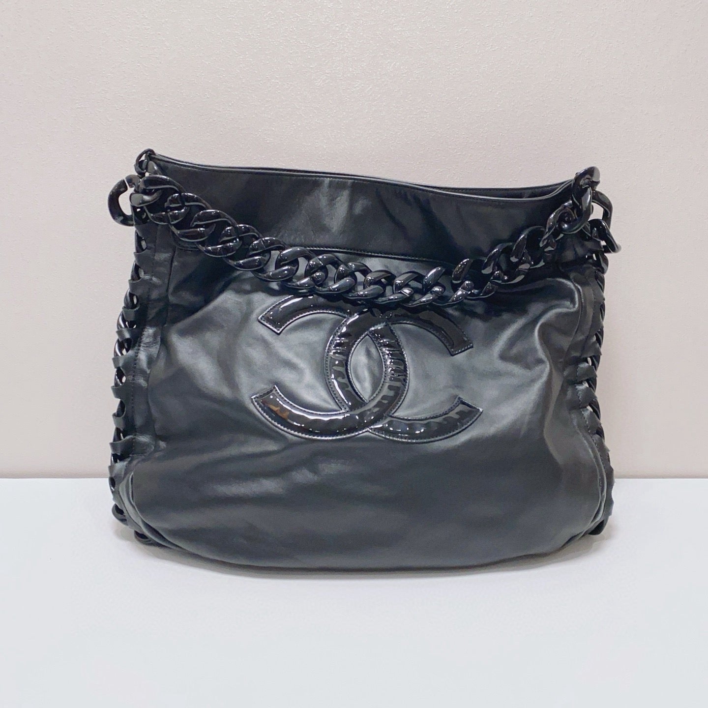 Chanel - Large Patent CC Logo Thick Chain Shoulder Bag - Cowhide leather with patent leather accents - Black - (large)
