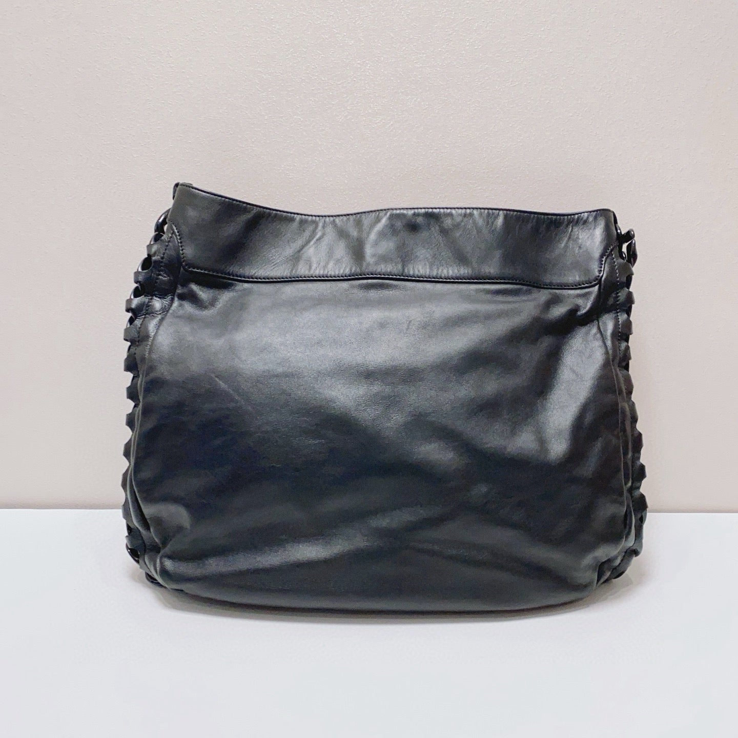 Chanel - Large Patent CC Logo Thick Chain Shoulder Bag - Cowhide leather with patent leather accents - Black - (large)