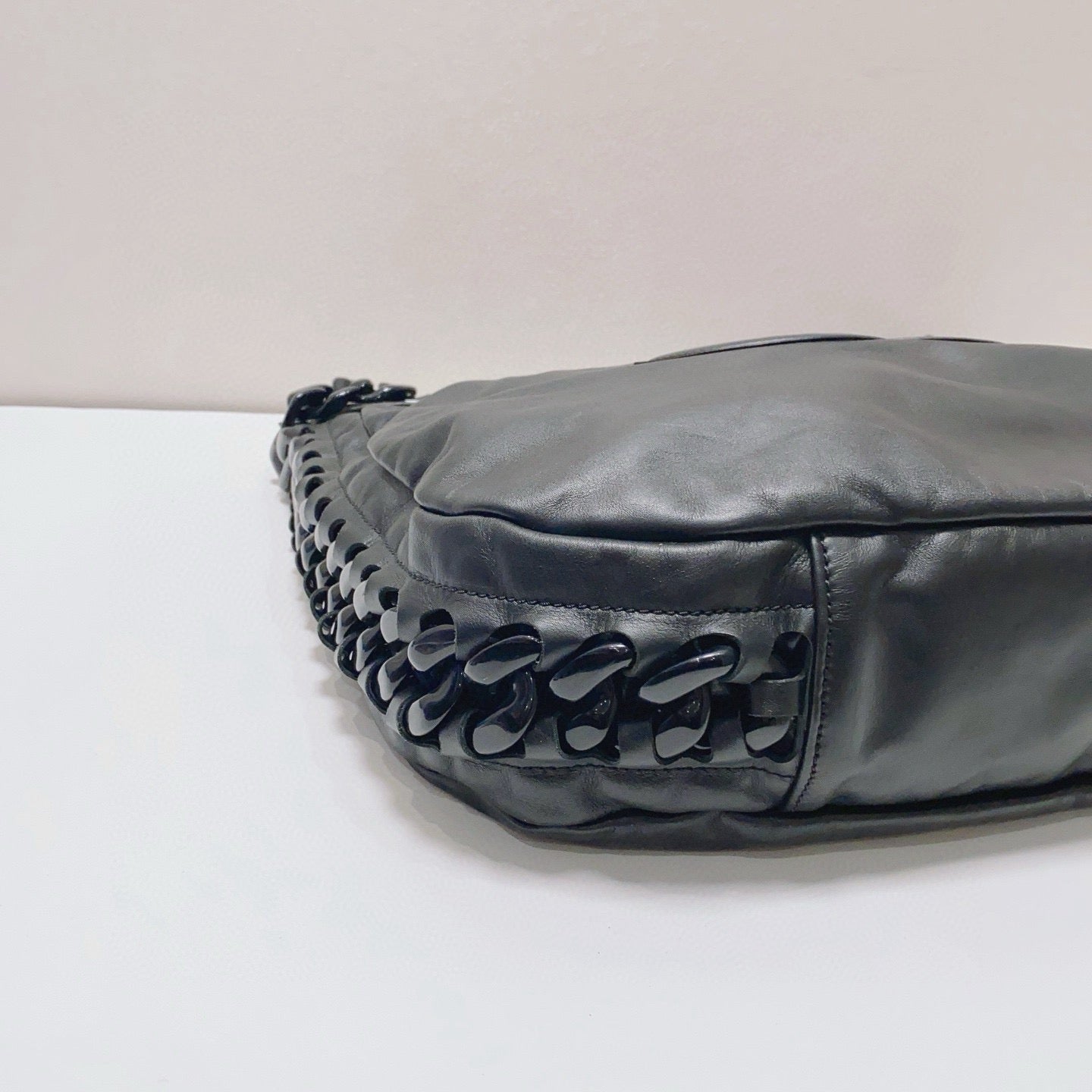 Chanel - Large Patent CC Logo Thick Chain Shoulder Bag - Cowhide leather with patent leather accents - Black - (large)