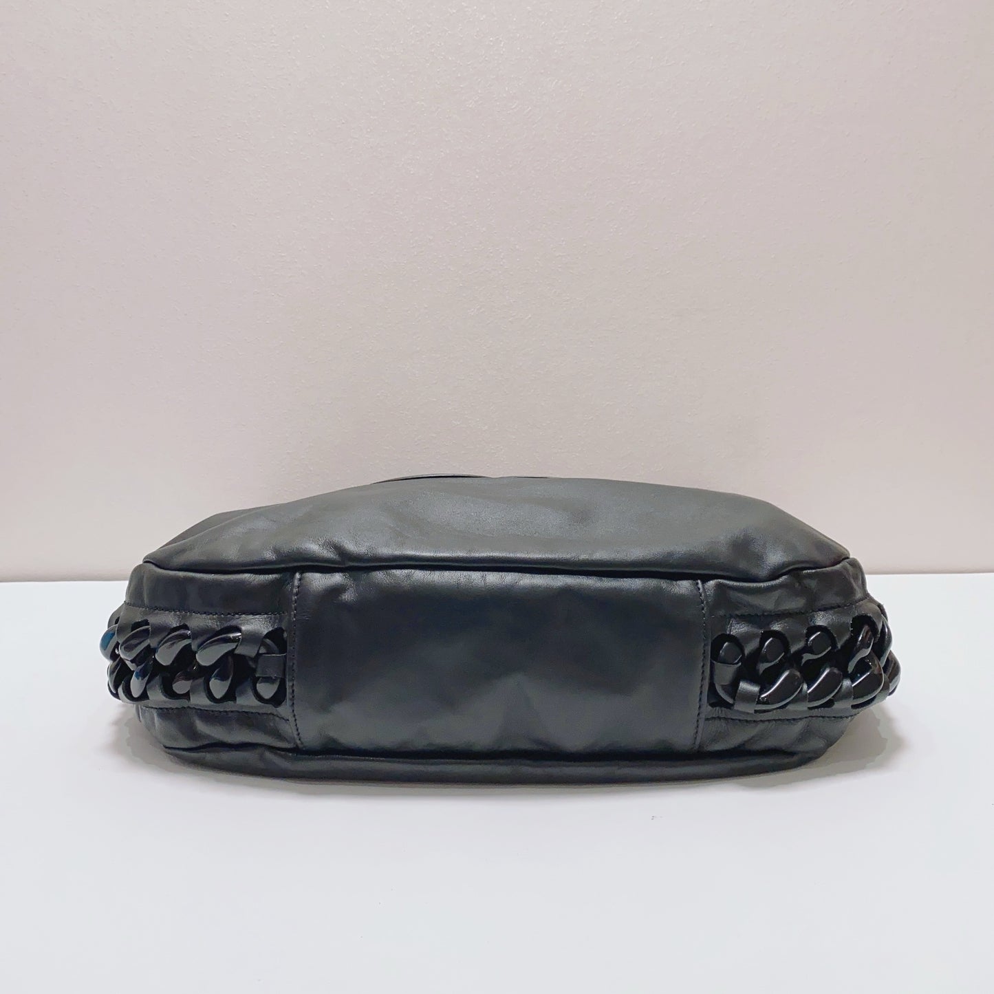 Chanel - Large Patent CC Logo Thick Chain Shoulder Bag - Cowhide leather with patent leather accents - Black - (large)