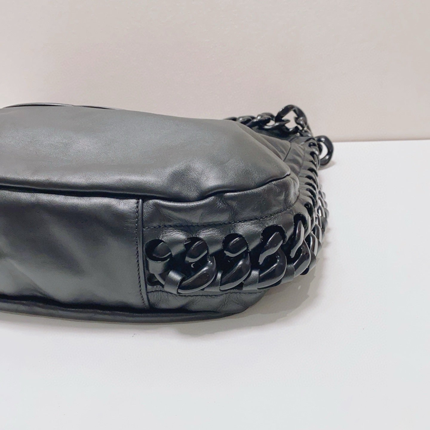 Chanel - Large Patent CC Logo Thick Chain Shoulder Bag - Cowhide leather with patent leather accents - Black - (large)