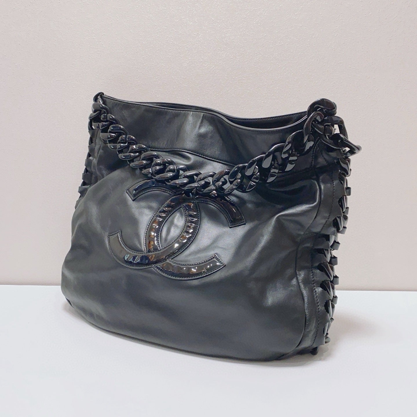Chanel - Large Patent CC Logo Thick Chain Shoulder Bag - Cowhide leather with patent leather accents - Black - (large)