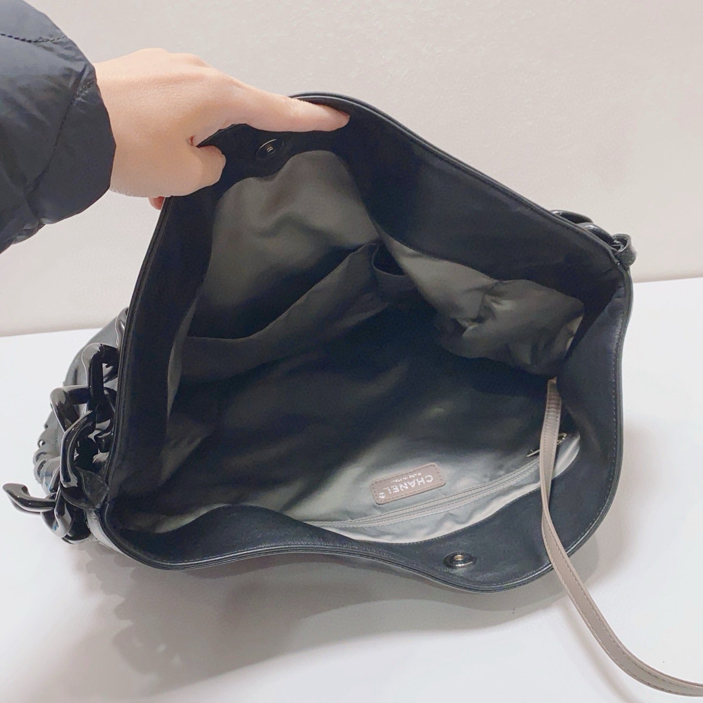 Chanel - Large Patent CC Logo Thick Chain Shoulder Bag - Cowhide leather with patent leather accents - Black - (large)