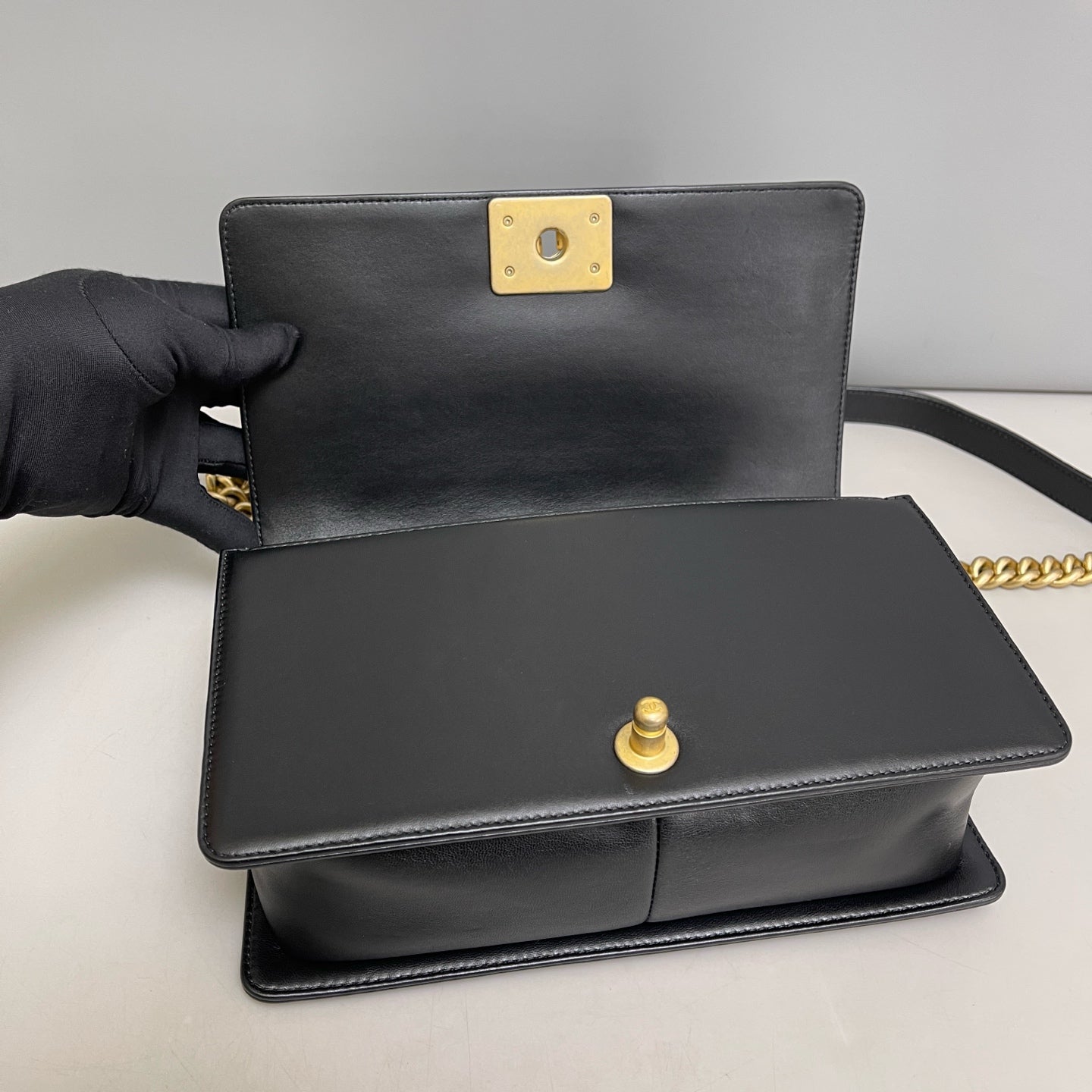 Chanel - Le Boy - Calfskin - Black - (medium)