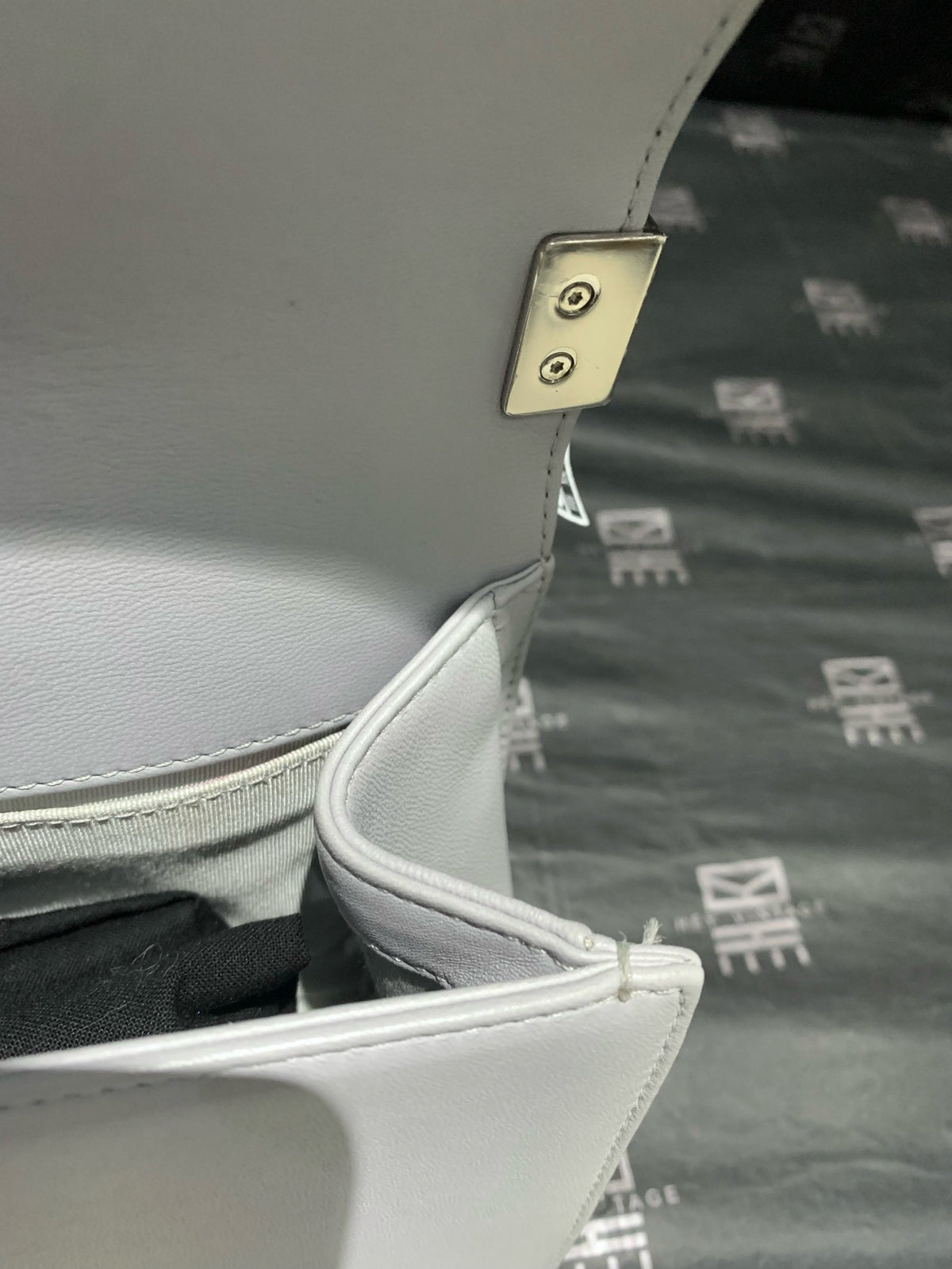 Chanel - Le Boy - Leather - Grey - (medium)