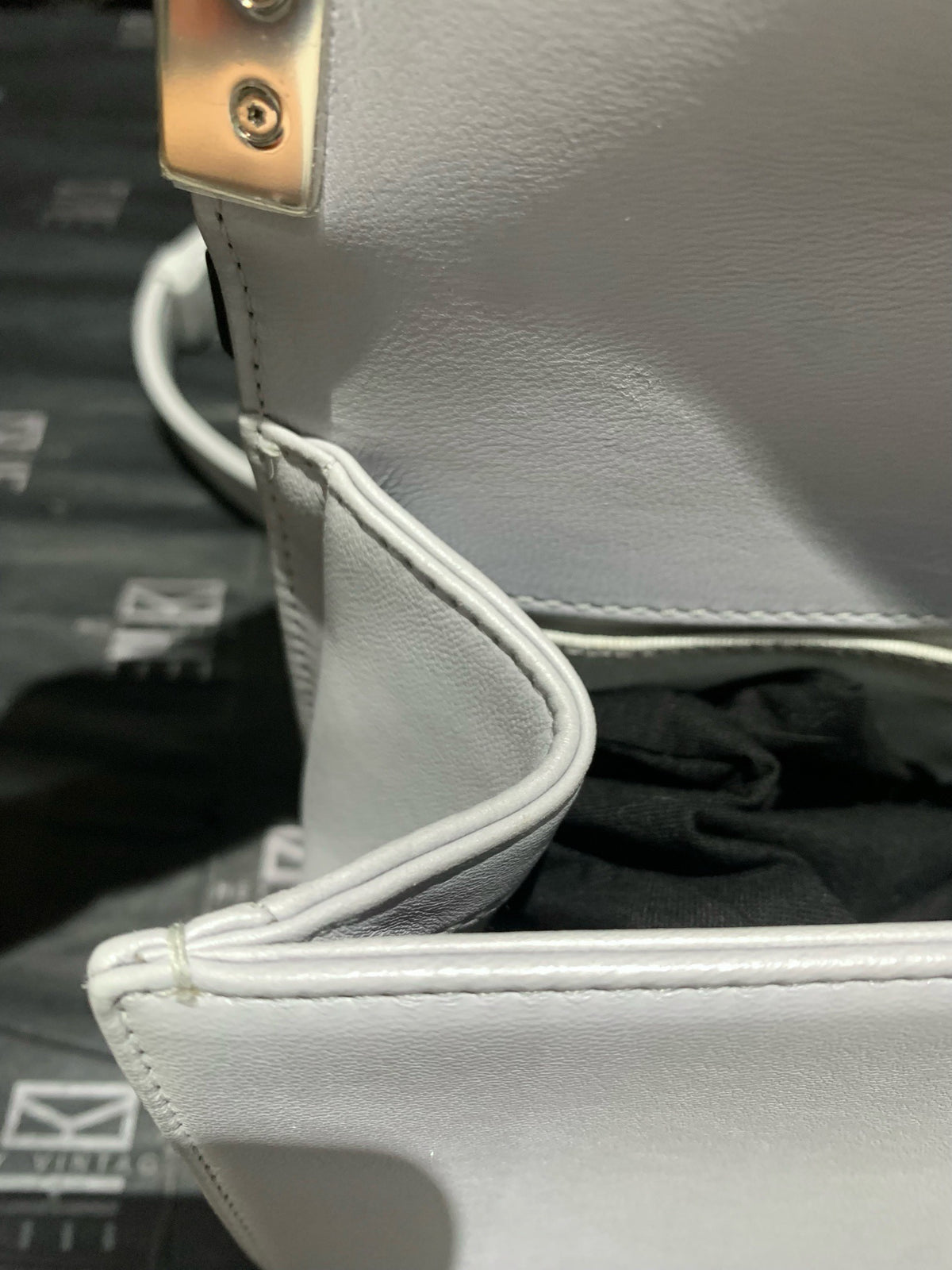 Chanel - Le Boy - Leather - Grey - (medium)