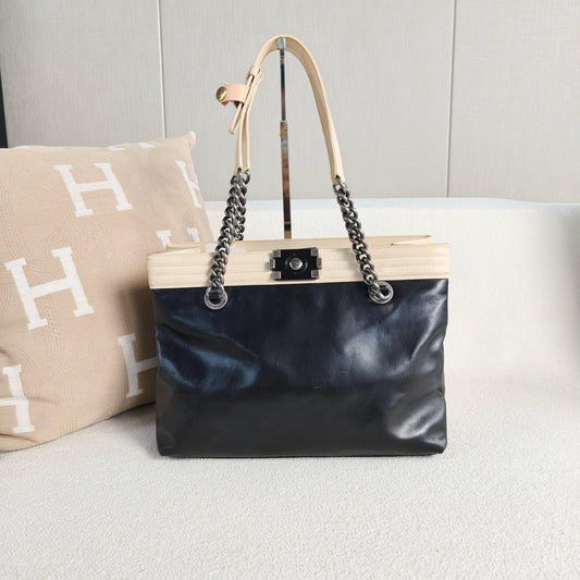 Chanel - Le Boy Tote - Cowhide leather - Black with Beige accents - (Medium)