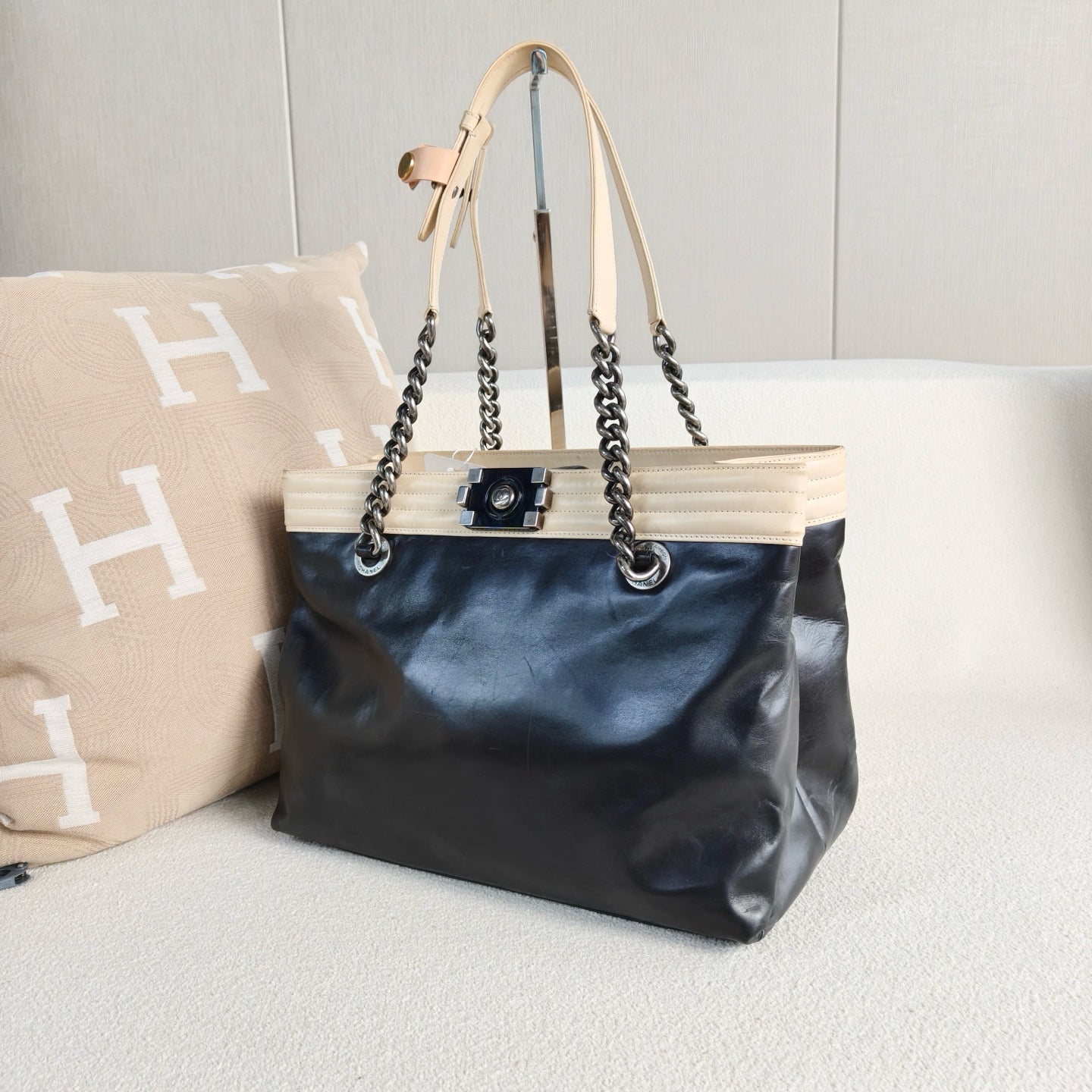 Chanel - Le Boy Tote - Cowhide leather - Black with Beige accents - (Medium)