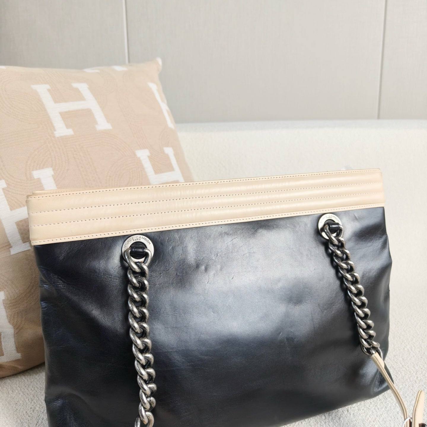 Chanel - Le Boy Tote - Cowhide leather - Black with Beige accents - (Medium)