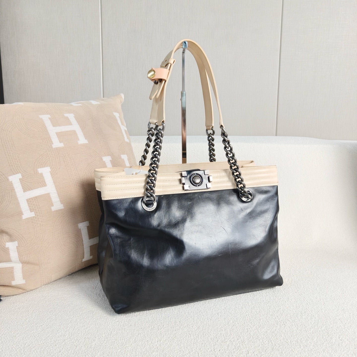 Chanel - Le Boy Tote - Cowhide leather - Black with Beige accents - (Medium)