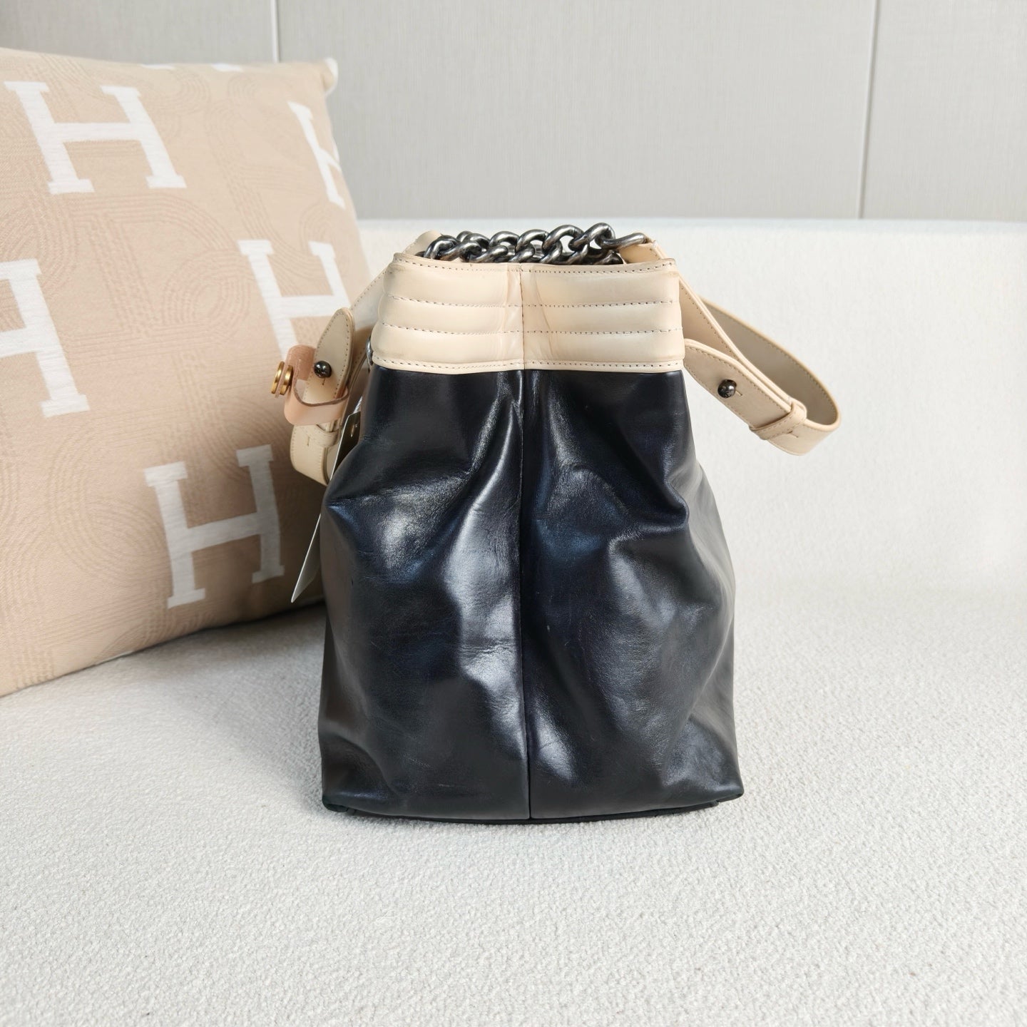 Chanel - Le Boy Tote - Cowhide leather - Black with Beige accents - (Medium)