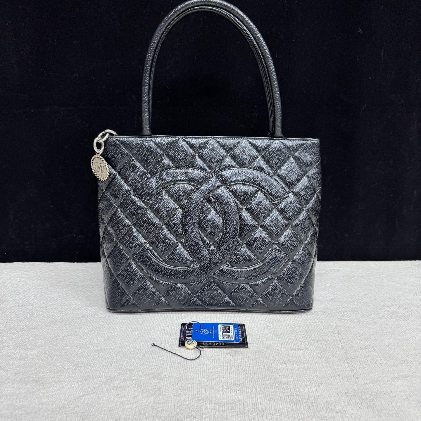 Chanel - Medallion Tote - Leather - Black - (Medium)