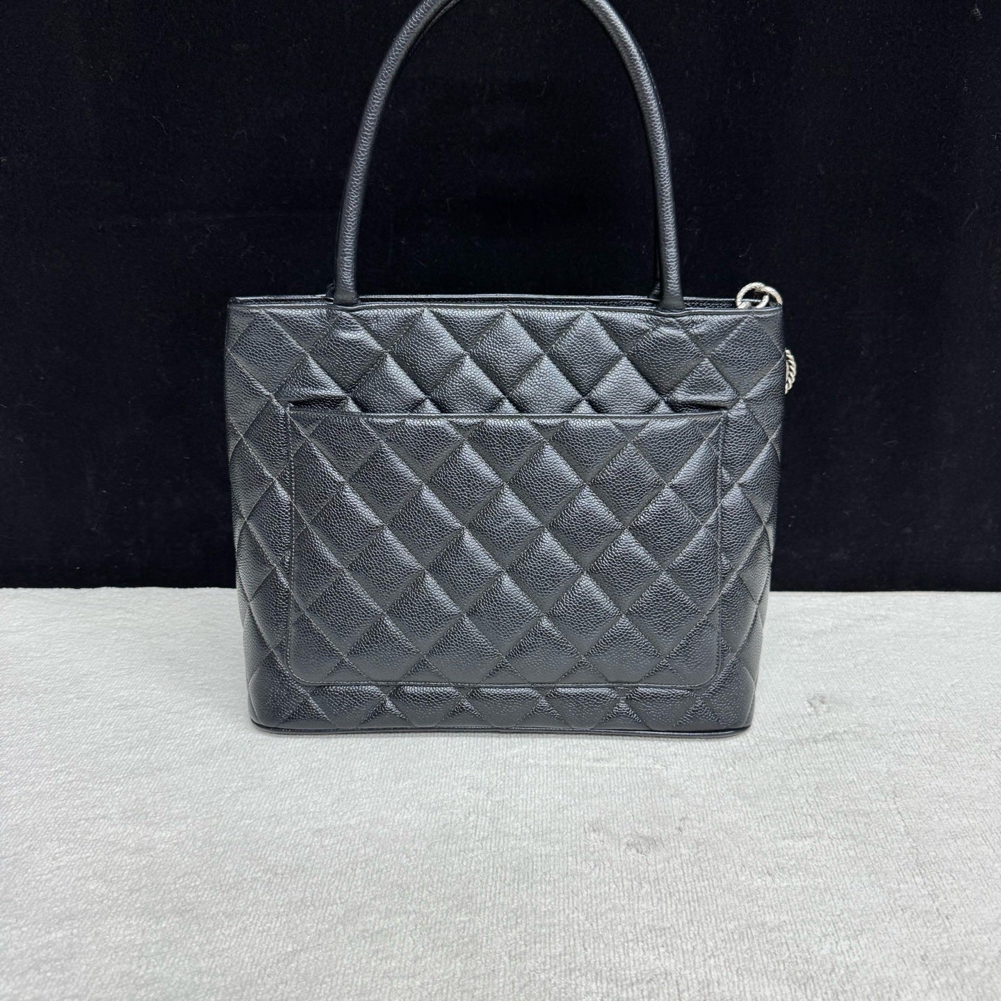 Chanel - Medallion Tote - Leather - Black - (Medium)