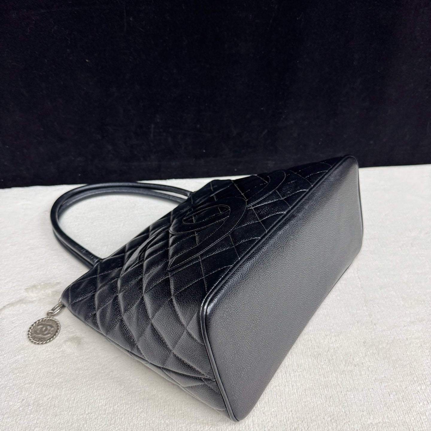 Chanel - Medallion Tote - Leather - Black - (Medium)