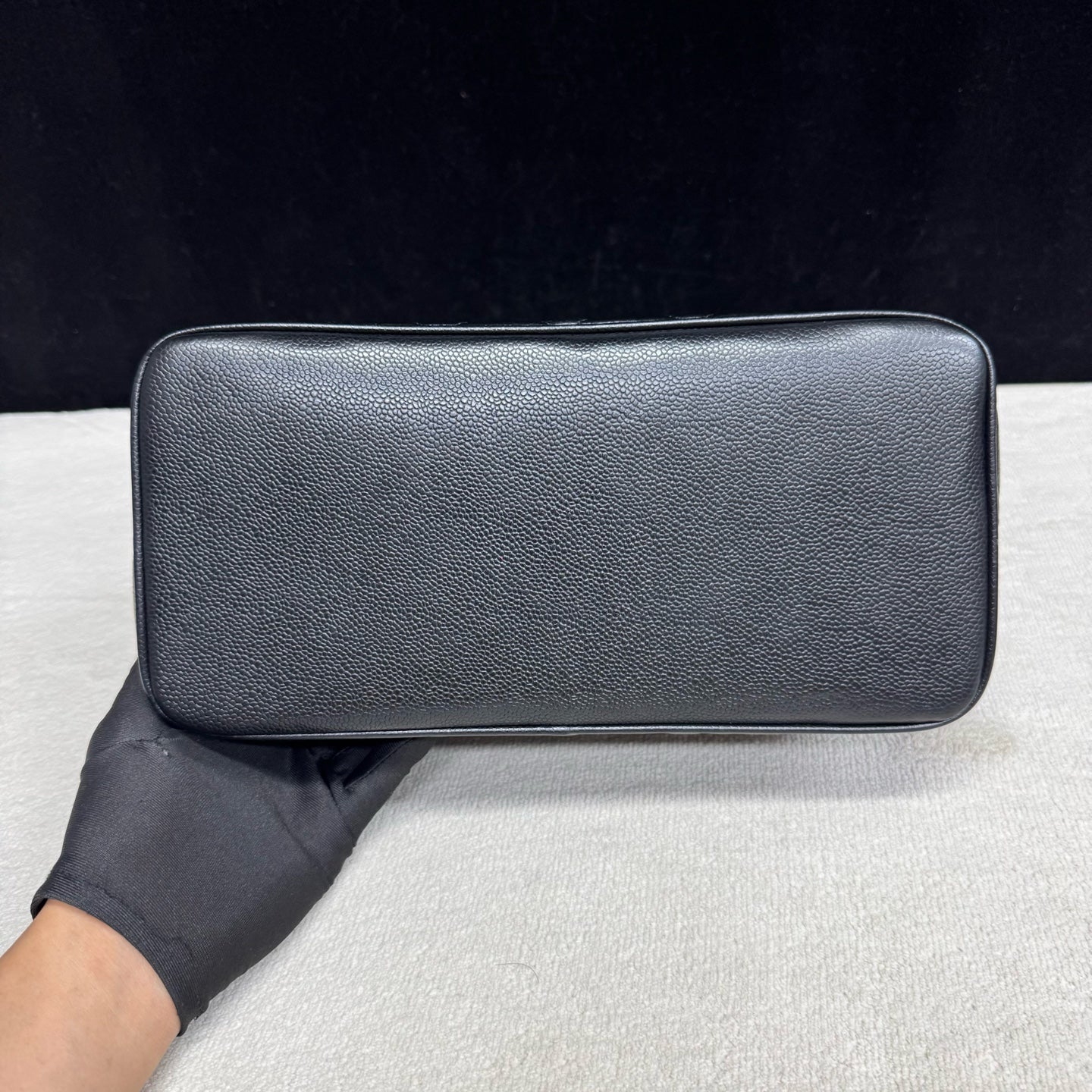 Chanel - Medallion Tote - Leather - Black - (Medium)