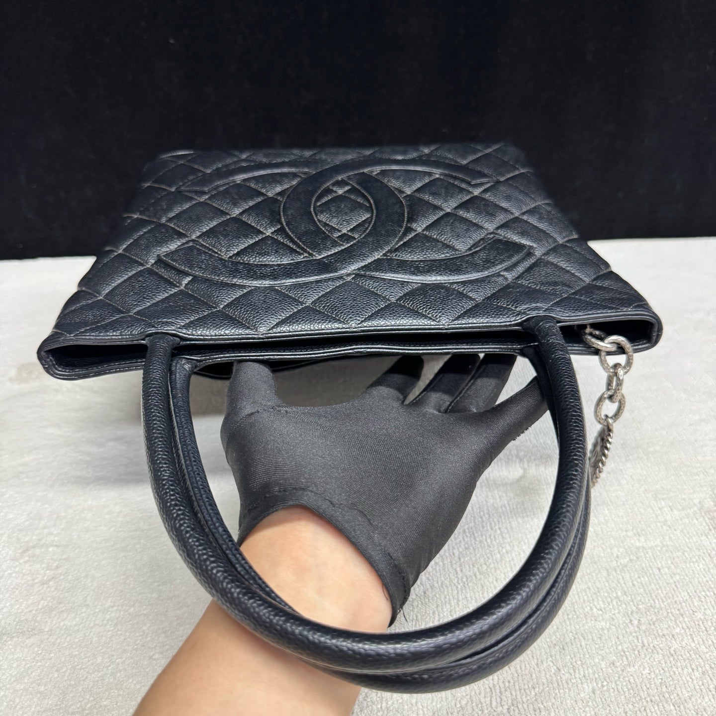 Chanel - Medallion Tote - Leather - Black - (Medium)