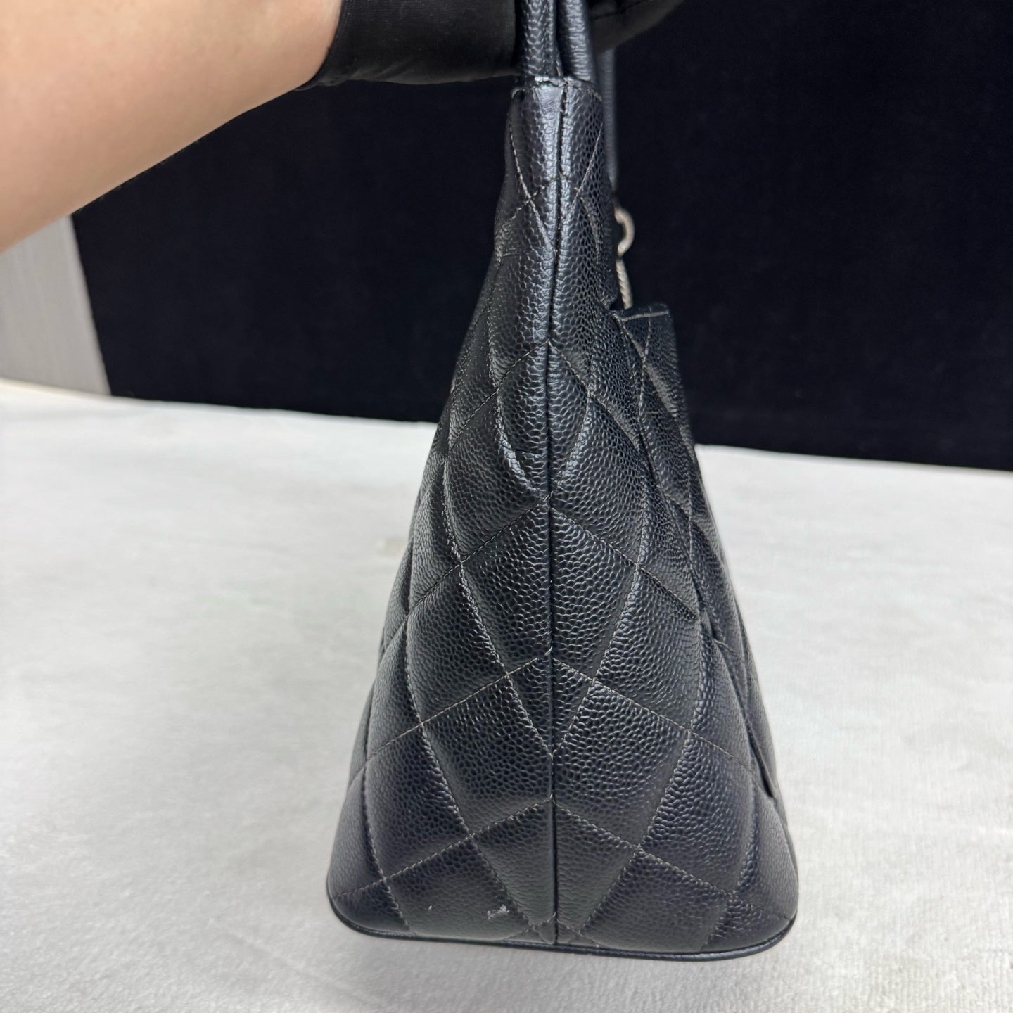 Chanel - Medallion Tote - Leather - Black - (Medium)